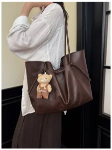 Borsa tote marrone in pelle PU da donna, grande borsa a spalla elegante con ciondolo orsetto.