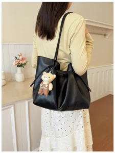 Borsa tote vintage in pelle PU da donna, grande borsa a spalla con ciondolo orsetto.