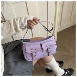 Detailaufnahme der lavendelblauen Schultertasche mit Vordertaschen und coolen Stern-Nieten.