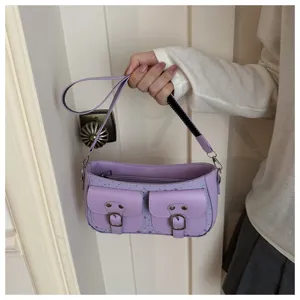 Lila Baguette Umhängetasche für Damen, schicke Freizeittasche mit doppelten Taschen.