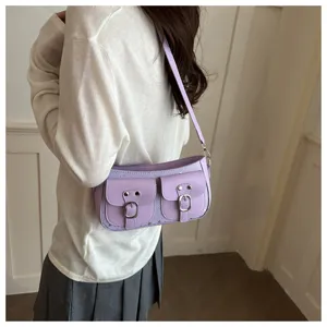 Schicke helllila Achseltasche mit zwei vorderen Schnallentaschen und feinen Sterndetails.