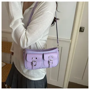 Lila Halbmond Schultertasche Detail mit doppelten Vordertaschen und schicken Metallschnallen.