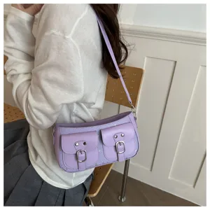 Schicke lavendelfarbene Schultertasche Detail mit doppelten Vordertaschen und Stern-Nieten.