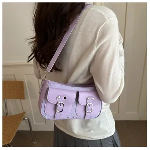 Lila Schultertasche Detail, stilvolle lässige Unterarmtasche für sommerliche Damenmode.