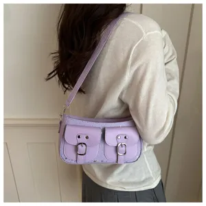 Detailansicht der lila Schultertasche mit zwei Vordertaschen und niedlichen Sternennieten.