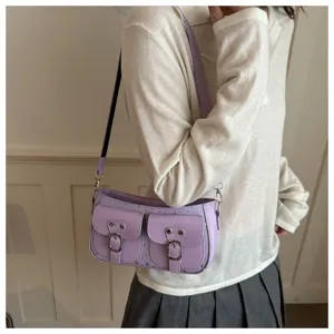Detailaufnahme der hellvioletten Umhängetasche mit stilvollen doppelten Vordertaschen.