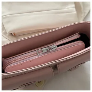 Detailansicht der rosa stilvollen Damen Schultertasche Unterarmtasche mit Reißverschluss.