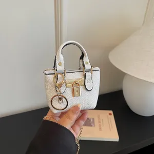 Mini bolso bandolera de cuero PU blanco con candado dorado y elegante llavero colgante.