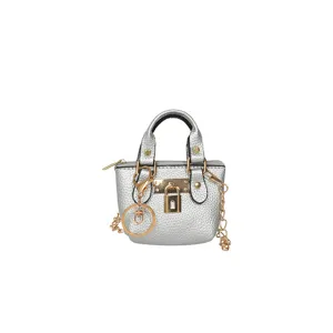 Mini bolso cruzado plateado con candado elegante y cadena dorada para mujeres.