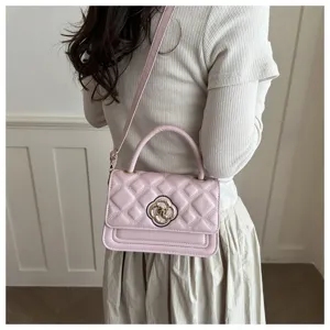 Modische rosa gesteppte Umhängetasche für Damen mit Kettengriff und elegante Handtasche