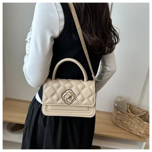 Schicke beige gesteppte Umhängetasche für Damen, elegante Kettentasche mit speziellem Schloss.