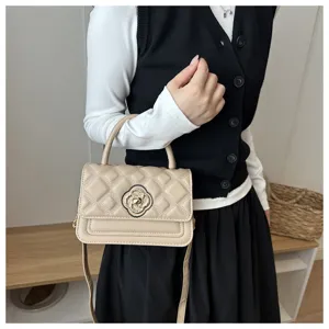 Beige gesteppte Umhängetasche mit Henkel und stilvollem Blumenverschluss für Damen Alltag.