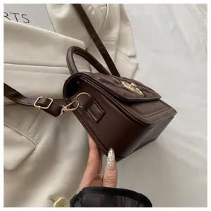Braune gesteppte Umhängetasche für Damen, stilvolle kleine quadratische Schultertasche.