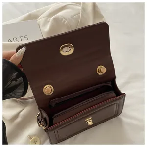 Detailansicht der dunkelbraunen Damen Umhängetasche mit goldener Hardware und Fächern.