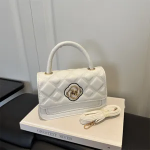 Elegante weiße gesteppte Henkeltasche Umhängetasche mit schickem Blumen-Metallverschluss.