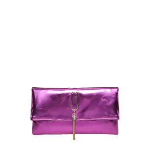Sac pochette bandoulière violet métallique avec anneau doré et frange élégant accessoire pour femme.