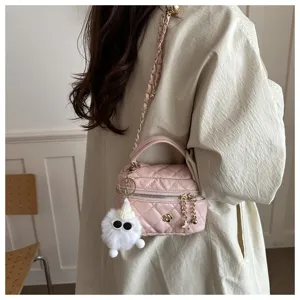 Bolso bandolera acolchado rosa estilo neceser con cadena y colgante fantasma para mujeres.