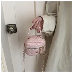 Bolso bandolera acolchado rosa chic con cadena, diseño moderno y elegante para mujeres.
