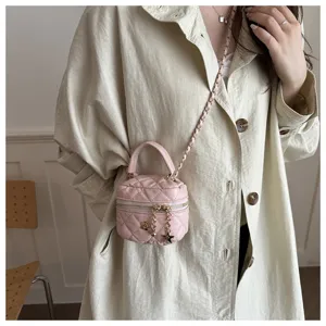 Bolso de hombro acolchado de cuero rosa mini neceser de maquillaje elegante para mujeres.