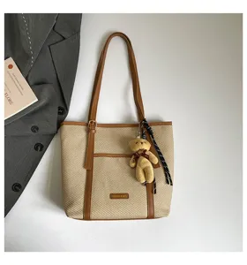 Elegante bolso tote de lona con asas de cuero marrón y lindo colgante de oso, amplio.