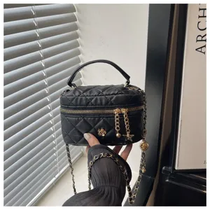 Bolso acolchado negro con asa y cadena dorada, elegante mini bolso cruzado de hombro para mujeres.