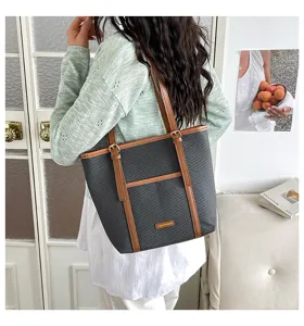 Vista detallada del bolso tote de lona de gran capacidad, bolso casual para uso diario.