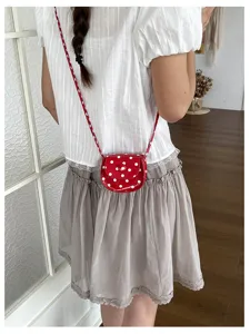 Niedliche rote Mini-Satteltasche mit Pünktchen für Kinder, stylische Umhängetasche für den Alltag.