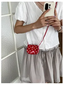 Charmante rote Mini-Satteltasche mit Pünktchen im Detail, mit süßem Print und schickem Umhängedesign.