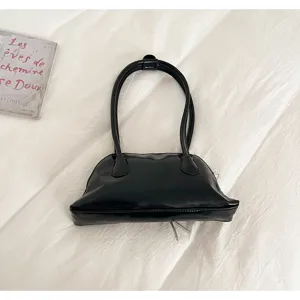 Zwarte glanzende bowling handtas detailopname, minimalistische stijl accessoire, schone achtergrond.