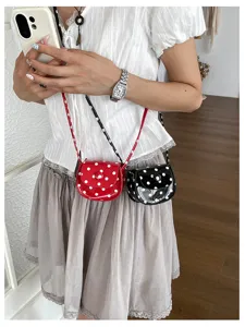 Niedliche Mini-Satteltasche mit Pünktchen-Print für Kinder, glänzende Umhängetasche.