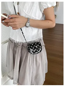 Süße schwarz-weiße Pünktchen Mini-Satteltasche für Mädchen, stylische Umhängetasche.