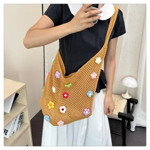 Sac à bandoulière au crochet fait main, grand cabas de plage d'été avec fleurs colorées.