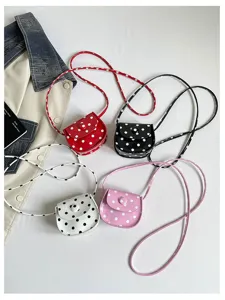 Detailansicht von bunten Polka-Dot Mini-Satteltaschen für Kinder mit Bekleidungsrequisite.