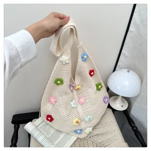Sac bandoulière en crochet beige avec fleurs colorées, élégant sac de plage creux d'été.