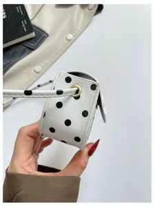 Kinder süße gepunktete Mini Satteltasche Umhängetasche Detail zeigt Seitenstruktur und Metallöse