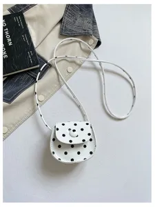 Detailansicht der niedlichen gepunkteten Mini-Satteltasche, Kindertasche mit dünnem Riemen.