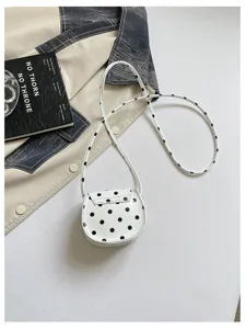 Süße Mini-Satteltasche mit Pünktchen für Mädchen, stylische Umhängetasche Detailansicht.