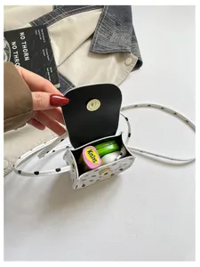 Detailansicht der niedlichen Mini-Umhängetasche mit Pünktchen, Innenraum und Verschluss.