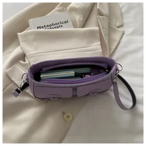 Detailansicht der lila Leder-Umhängetasche mit praktischem Reißverschluss und Innenfächern.