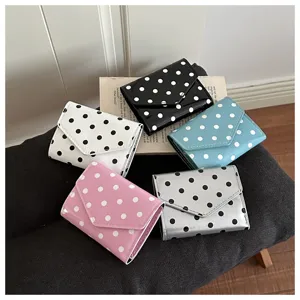 Set di portafogli corti in pelle verniciata a pois multicolori per stile alla moda.