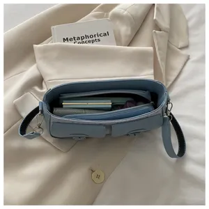 Schicke hellblaue Leder-Unterarm-Halbmond-Umhängetasche mit Vordertaschen und Reißverschluss.