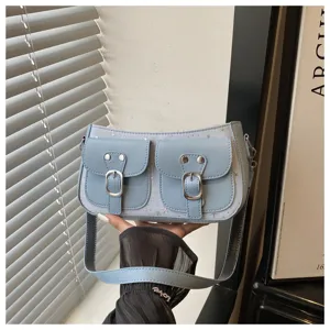 Borsa a tracolla azzurra elegante a mezzaluna con tasche frontali e dettagli fibbia chic.