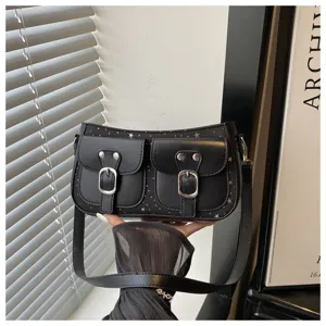 Vista dettagliata della borsa a spalla in pelle nera con doppie tasche anteriori e fibbie.