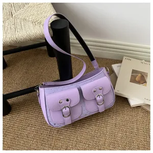 Detailansicht der stilvollen helllila Umhängetasche mit Doppeltaschen und Sternennieten.