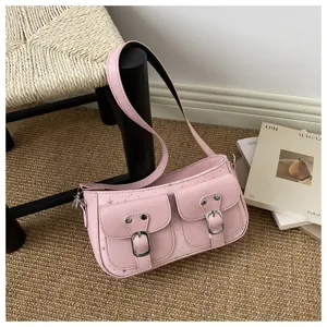 Detailansicht der rosa PU Leder Umhängetasche mit Vordertaschen und Metallschnallen.