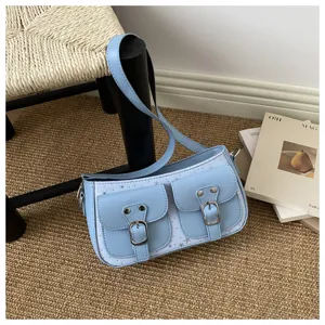 Blaue Umhängetasche mit zwei Vordertaschen und Schnallen, modische lässige Sommertasche.