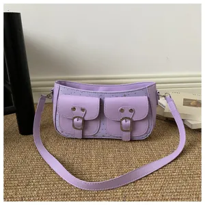 Nahaufnahme der hellvioletten Achsel-Umhängetasche mit doppelten vorderen Schnallen.