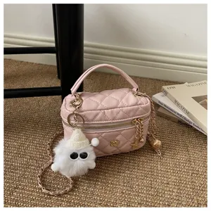 Bolso bandolera acolchado rosa con cadena y bonito colgante de fantasma para mujer.
