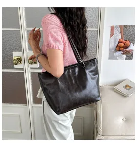 Vista dettagliata della borsa a spalla in pelle marrone scuro vintage, ideale per il lavoro quotidiano.