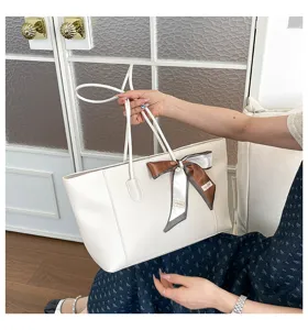 Borsa shopper bianca in pelle PU con elegante dettaglio foulard in seta marrone donna.